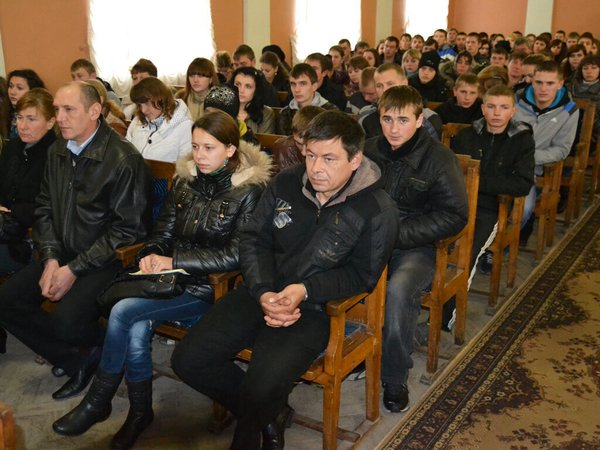 На зустріч з адміністрацією університету, деканами факультетів, керівниками структурних підрозділів завітало близько 400 випускників шкіл, студентів технікумів і коледжів та їх батьків